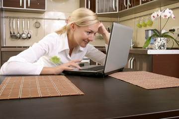 Fototapeta na wymiar young women with laptop