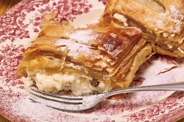 Quarkstrudel auf Teller mit Gabel