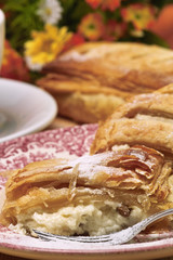 Quarkstrudel auf Teller mit Gabel