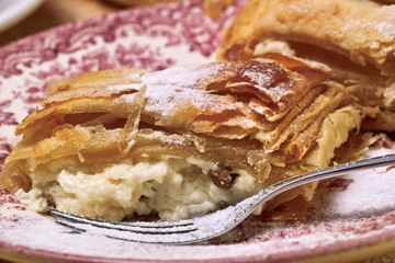 Quarkstrudel auf Teller mit Gabel