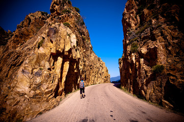 caminando por la monta&ntilde;a