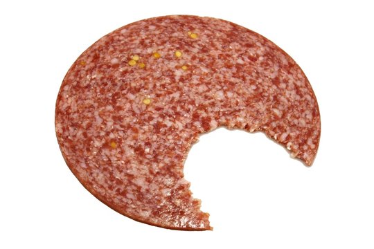Salamischeibe angebissen