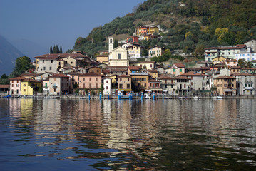 Fototapeta na wymiar Miasteczko Peschiera, jezioro Iseo, Włochy