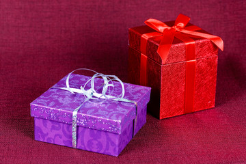 Geschenke mit roter Schleife