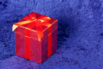 Geschenk mit roter Schleife