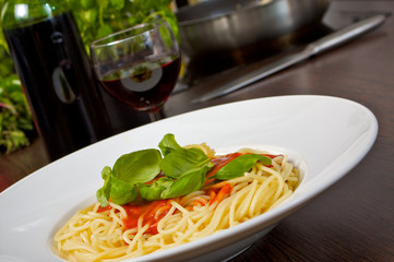 Spaghetti mit Basilikum