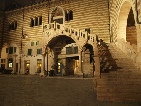 Escalera medieval en Verona
