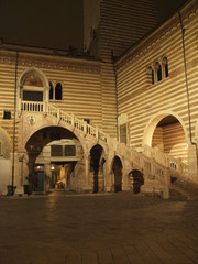 Escalera de la torre dei Lamberti en Verona