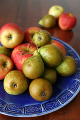 Naklejka na ściany i meble Plate with pears and apples