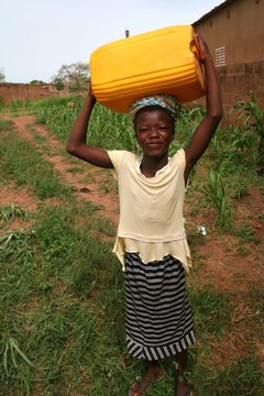 corvée d'eau en brousse (Burkina Faso)