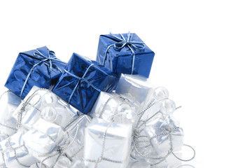 Cadeaux de Noël bleus et blanc nacrés