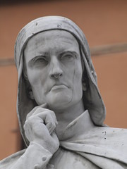 Escultura de Dante en Verona en Italia