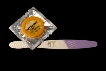 Preservativo y test de embarazo