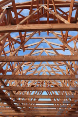 neuer Dachstuhl mit blauem Himmel