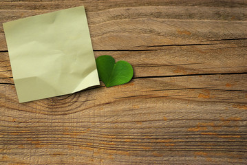 message vert et coeur écologique sur fond de bois
