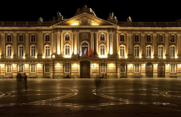 Fototapeta na wymiar Capitole de Toulouse i Occitan krzyż w nocy