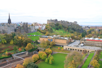 Fototapeta na wymiar Park i zamek w Edynburgu