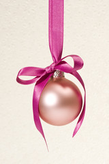 Weihnachtskugel mit Schleife