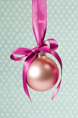 Weihnachtskugel mit Schleife