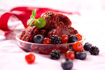 Eis mit Beeren