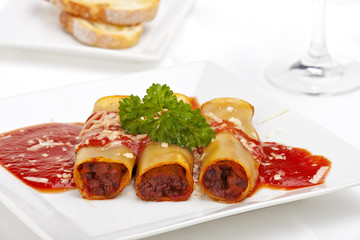 Cannelloni mit Tomatensauce