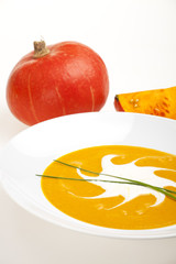 Kürbissuppe und Hokkaidos isoliert auf Weiß