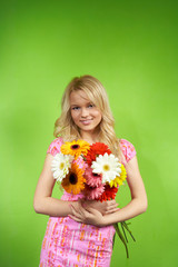 Obraz na płótnie Canvas beautiful young blonde girl with a bouquet of flowers