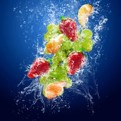 Türaufkleber Drops around fruits under water © Andrii IURLOV