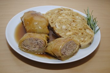 Kohlroulade mit Serviettenknödel