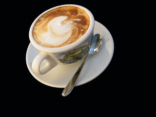 Cappuccino auf schwarzem Hintergrund