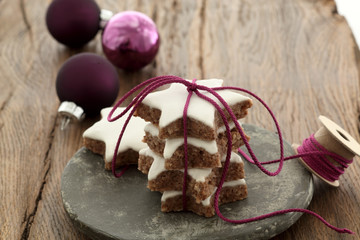 Weihnachten, Zimtsterne auf Holz