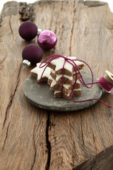 Weihnachten, Zimtsterne auf Holz