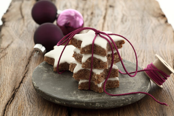 Weihnachten, Zimtsterne auf Holz