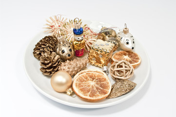 Teller mit Weihnachtsdekoration