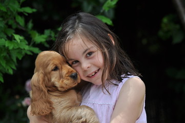 tendresse et joie entre fillette de 7 ans et son chiot