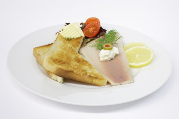 Geräuchertes Forellenfilet mit Toast und Butter