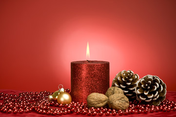 Weihnachtsdeko mit roter Kerze