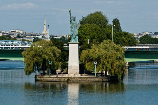 Paris, statue de la libert&eacute;