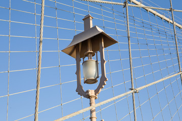 Obraz premium Lampe mit Stahlseilen der Broolyn Bridge in New York City