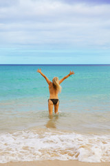 Fototapeta na wymiar beautiful girl taking a swim in the ozean