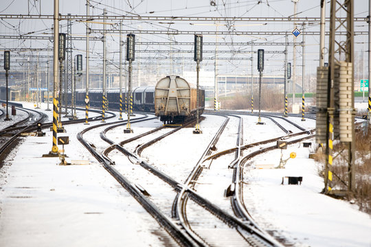 Gleise eines Bahnhofs im Schnee mit Wagon