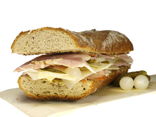 sandwich pain complet, jambon-fromage, de face.