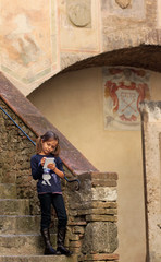 Obraz na płótnie Canvas fillette dans l'escalier en pierre toscan