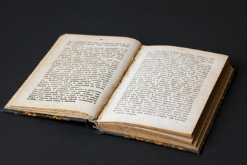 Obraz premium opened old book