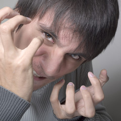 jeune homme agressivité rage