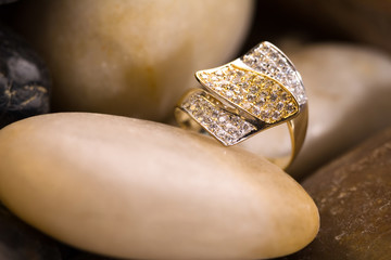Złoty pierścionek na kamieniach