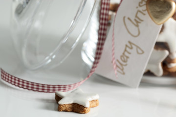 Fototapeta premium Weihnachten, Zimtsterne im Glas auf weissem Acryl