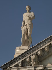 Fototapeta na wymiar Escultura en lo alto de S. Mª de Nazaret en Venecia