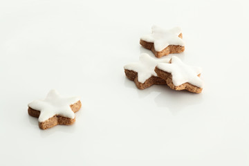 Weihnachten, Zimtsterne weissem Acryl