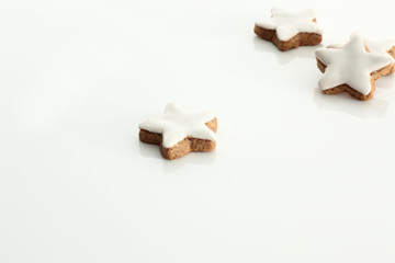 Weihnachten, Zimtsterne weissem Acryl